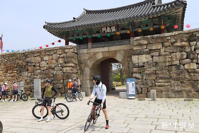 충남 서산 해미읍성 정문인 진남문.