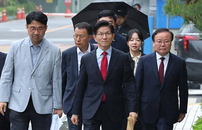 국민의힘에서 대통령선거 후보 자격이 취소된 김문수 후보가 10일 오후 서울 양천구 남부지방법원에서 열린 후보 선출취소 효력정지 가처분 심문기일에 출석하고 있다. 뉴스1