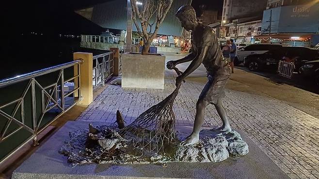 끄라비 근교 도시 수라타니 거리의 동상.