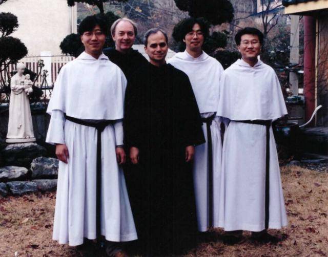 레오 14세 교황(가운데)이 2002년 한국을 방문해 한국 사제들과 함께 촬영한 사진. 뉴스1