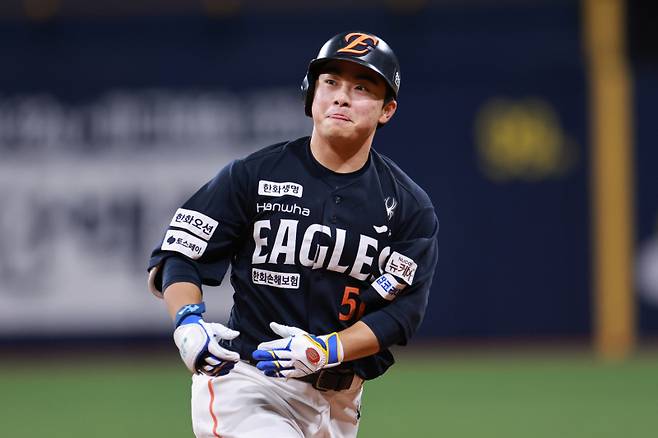 <yonhap photo-7149="">(서울=연합뉴스) 신현우 기자 = 9일 서울 고척스카이돔에서 열린 프로야구 2025 신한 SOL 뱅크 KBO리그 한화 이글스와 키움 히어로즈의 경기. 9회초 2사 한화 문현빈이 솔로 홈런을 치고 베이스를 돌며 기뻐하고 있다. 2025.5.9 nowwego@yna.co.kr/2025-05-09 21:34:46/ <저작권자 ⓒ 1980-2025 ㈜연합뉴스. 무단 전재 재배포 금지, AI 학습 및 활용 금지></yonhap>