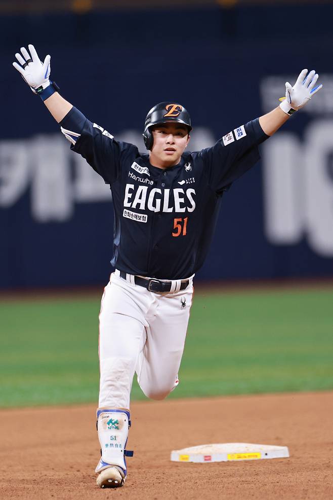 <yonhap photo-7150="">(서울=연합뉴스) 신현우 기자 = 9일 서울 고척스카이돔에서 열린 프로야구 2025 신한 SOL 뱅크 KBO리그 한화 이글스와 키움 히어로즈의 경기. 9회초 2사 한화 문현빈이 솔로 홈런을 치고 베이스를 돌며 기뻐하고 있다. 2025.5.9 nowwego@yna.co.kr/2025-05-09 21:34:49/ <저작권자 ⓒ 1980-2025 ㈜연합뉴스. 무단 전재 재배포 금지, AI 학습 및 활용 금지></yonhap>