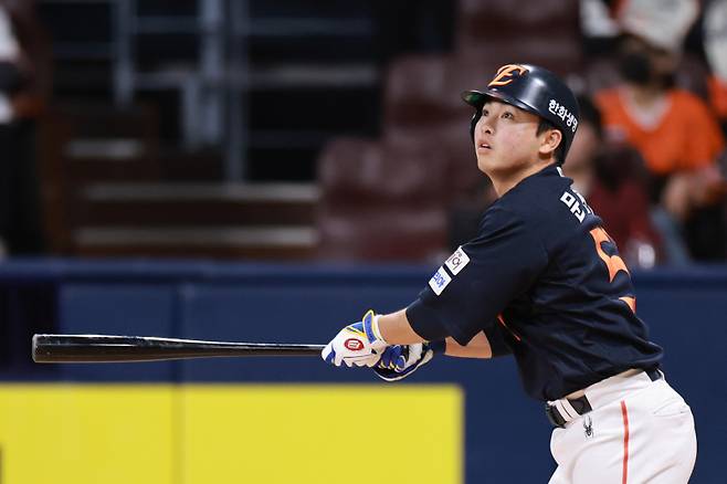 <yonhap photo-6831="">(서울=연합뉴스) 신현우 기자 = 9일 서울 고척스카이돔에서 열린 프로야구 2025 신한 SOL 뱅크 KBO리그 한화 이글스와 키움 히어로즈의 경기. 7회초 1사 2,3루 한화 문현빈이 희생플라이로 동점을 만들고 있다. 2025.5.9 nowwego@yna.co.kr/2025-05-09 20:50:37/ <저작권자 ⓒ 1980-2025 ㈜연합뉴스. 무단 전재 재배포 금지, AI 학습 및 활용 금지></yonhap>