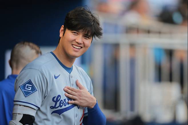 <yonhap photo-2910=""> May 5, 2025; Miami, Florida, USA; Los Angeles Dodgers designated hitter Shohei Ohtani (17) reacts from inside the dugout against the Miami Marlins at loanDepot Park. Mandatory Credit: Sam Navarro-Imagn Images/2025-05-08 09:13:38/ <저작권자 ⓒ 1980-2025 ㈜연합뉴스. 무단 전재 재배포 금지, AI 학습 및 활용 금지></yonhap>