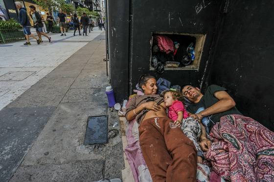 부에노스아이레스의 중심가 플로리다 스트리트의 노숙자 가족. 김상진 기자