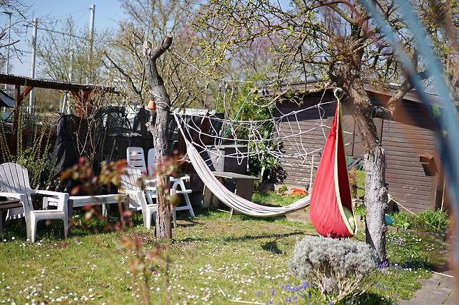 독일 카를스루에 ‘라인슈트란트지들룽 클라인가르텐(도시 텃밭)’ 단지에 오두막과 해먹, 의자 등이 설치돼 있다. 텃밭을 분양받은 주민들이 자신의 텃밭 공간에 만든 시설이다. 진정은씨 제공
