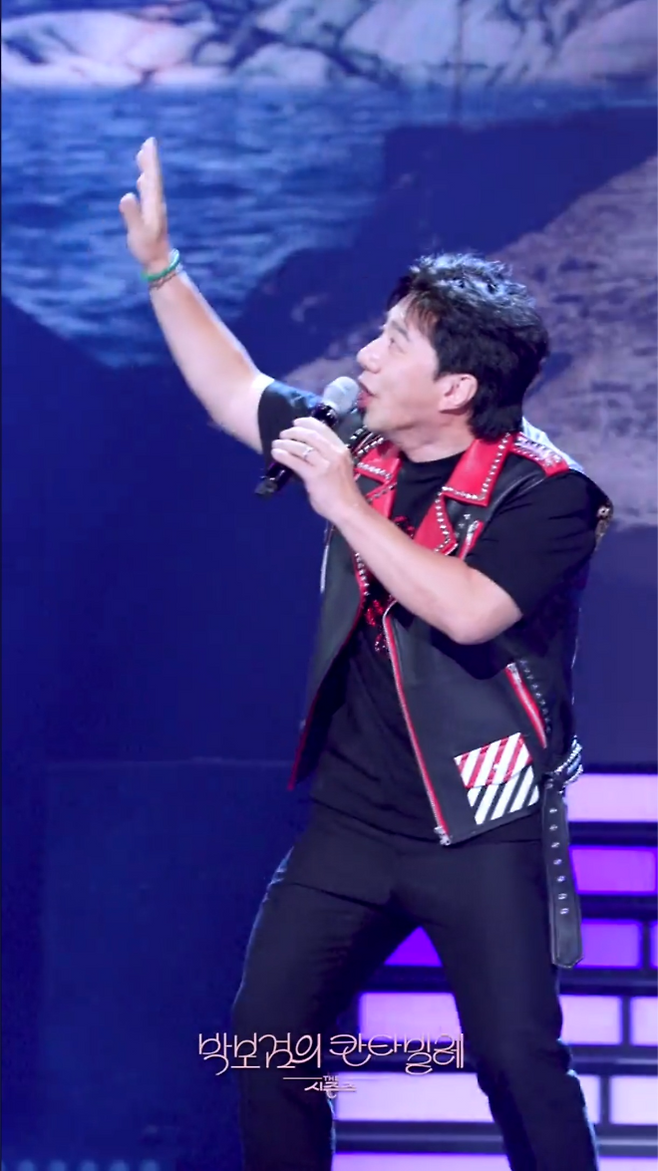 마이크를 쥔 손끝까지 감정을 실은 채, 카메라 앞까지 돌진하듯 뚫고 나가며 락스타의 분위기를 풍겼다. 사진=KBS
