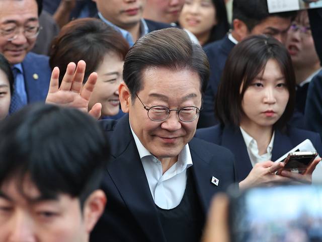 이재명 더불어민주당 대선 후보가 10일 경남 의령군 의령전통시장에서 지지자들에게 인사하고 있다. 연합뉴스