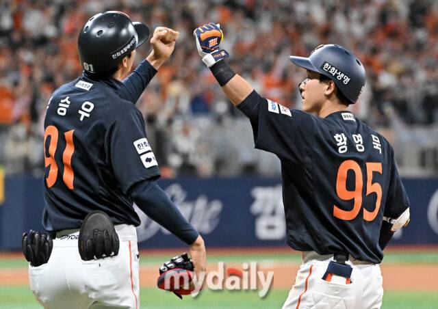 9일 오후 서울 고척동 고척스카이돔에서 진행된 '2025 프로야구 KBO리그' 키움히어로즈와 한화 이글스의 경기. 한화 황영묵이 7회초 무사 1,3루서 1타점 적시타를 터뜨린 뒤 환호하고 있다./고척=송일섭 기자 andlyu@mydaily.co.kr