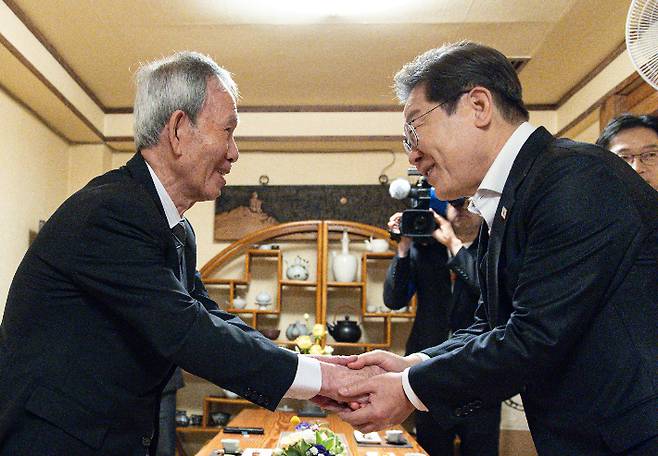 영남 신라벨트 골목골목 경청투어에 나선 더불어민주당 이재명 대선 후보가 10일 경남 진주시의 한 찻집에서 진주 지역 독지가 김장하 선생을 만나 인사를 하고 있다. 연합뉴스