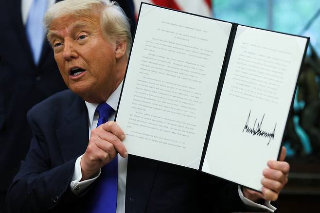 도널드 트럼프 미국 대통령이 백악관 집무실에서 행정명령에 사인하는 모습. 트럼프 대통령은 최근 심해 채굴 촉진 행정명령에 서명해 국제수역에서 미국의 심해 핵심광물 채취에 국제 규범을 따르지 않을 수 있는 길을 열었다. 워싱턴=로이터연합뉴스