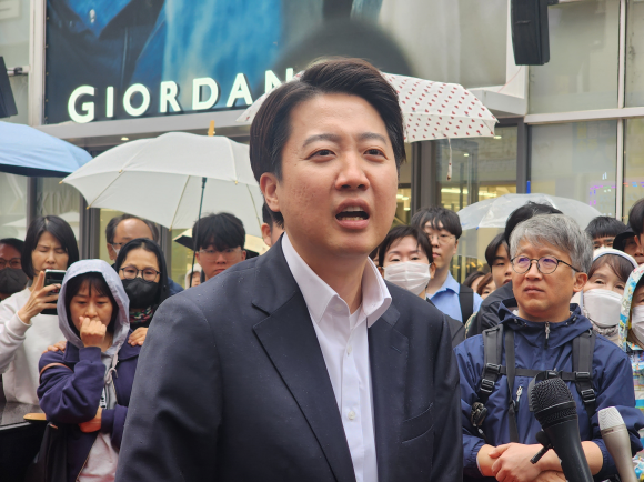 이준석 개혁신당 대선후보가 10일 대구 동성로를 찾아 거리버스킹 연설을 하고 있다. 2025. 05. 10. 대구 민경석 기자