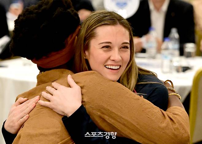 레베카 라셈(미국)이 025 한국배구연맹(KOVO) 여자부 외국인 선수 트라이아웃·드래프트 행사에서 마지막 7순위로 호명되자 동료 선수와 기쁨이 포옹을 하고 있다. KOVO 제공