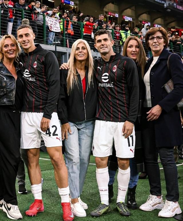 어머니들과 기념샷을 찍은 AC밀란 선수들. /사진=AC밀란 SNS