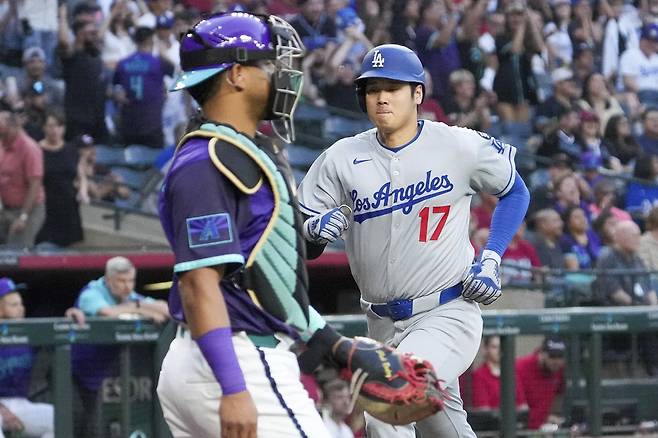 다저스 투타 겸업 스타 오타니는 10일(한국시간) 체이스필드에서 열린 '2025 메이저리그' 애리조나전에서 1번 지명타자로 선발 출전했다. 9회초 결승 홈런포에 이어 4타점을 기록해 팀 승리에 혁혁한 공을 세웠다. 연합뉴스 AP