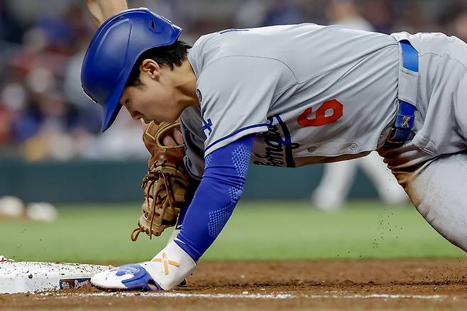 다저스 멀티 플레이어 김혜성은 10일(한국시간) 체이스필드에서 열린 '2025 메이저리그' 애리조나전에서 9회초 대주자로 교체 출전했다. 이후 오타니의 결승 3점포에 홈을 밟아 결승 득점을 올렸다. 연합뉴스 EPA