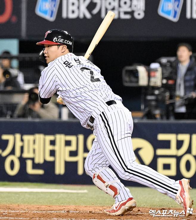 LG 트윈스 문보경이 경기에서 타격하고 있다. 엑스포츠뉴스 DB