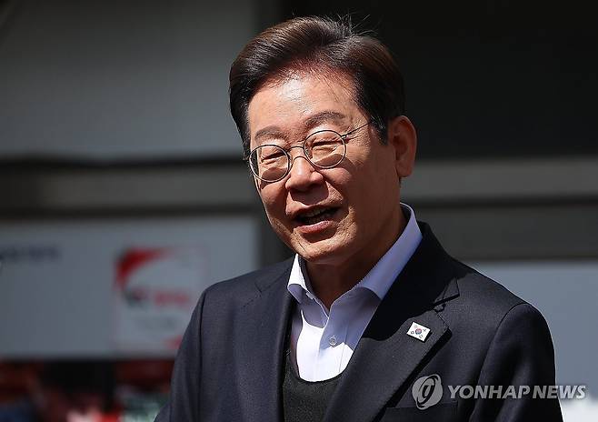 연설하는 이재명 후보 (창녕=연합뉴스) 김도훈 기자 = 영남 신라벨트 골목골목 경청투어에 나선 더불어민주당 이재명 대선 후보가 10일 경남 창녕군 창녕공설시장을 찾아 즉흥 연설을 하고 있다. 2025.5.10 superdoo82@yna.co.kr