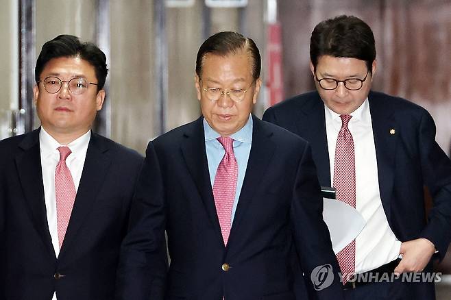 기자회견 나서는 권영세 비대위원장 (서울=연합뉴스) 김주성 기자 = 국민의힘 권영세 비상대책위원장이 10일 서울 여의도 국회에서 사상 초유의 대선 후보 교체에 대한 입장을 밝히기 위해 기자회견 장소로 이동하고 있다. 2025.5.10 utzza@yna.co.kr