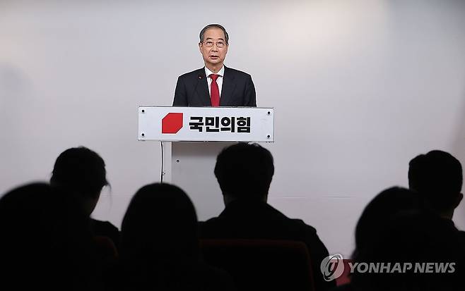 국민의힘 당사에서 기자회견 하는 한덕수 후보 (서울=연합뉴스) 류영석 기자 = 한덕수 대선 예비후보가 10일 서울 여의도 국민의힘 중앙당사에서 긴급 기자회견을 하고 있다. 2025.5.10 ondol@yna.co.kr