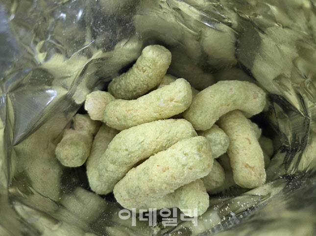 봉지를 뜯자마자 달콤한 멜론향이 확 퍼진다. (사진=한전진 기자)