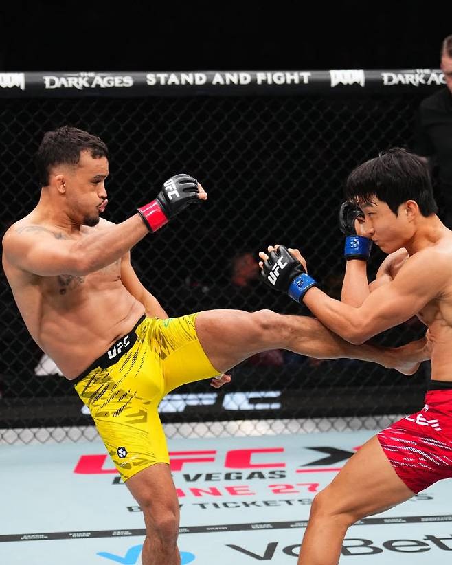 이정영(오른쪽)이 다니엘 산토스에게 킥을 허용하고 있다. 사진=UFC