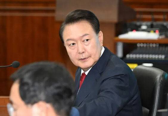 윤석열 전 대통령이 지난달 21일 서울 서초구 서울중앙지법에서 열린 내란 우두머리 혐의 형사재판 2차 공판에 출석해 있다. 사진=공동취재단