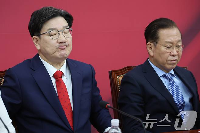 권성동 국민의힘 원내대표(왼쪽), 권영세 비대위원장이 8일 오전 서울 여의도 국회에서 열린 비상대책위원회의에서 생각에 잠겨 있다. 2025.5.8/뉴스1 ⓒ News1 안은나 기자