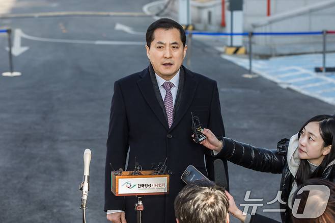 박대출 국민의힘 의원이 20일 서울 종로구 헌법재판소에서 열린 윤석열 대통령 탄핵심판 10차 변론기일에 참석하며 취재진의 질문에 답변하고 있다. 2025.2.20/뉴스1 ⓒ News1 사진공동취재단