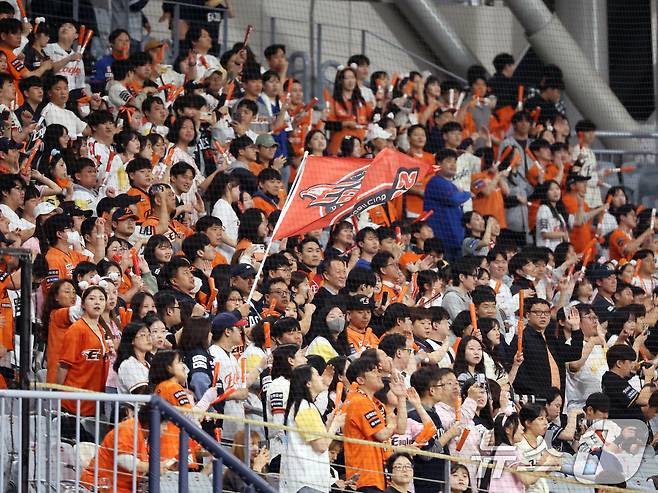 9일 오후 서울 구로구 고척스카이돔에서 열린 프로야구 '2025 신한 SOL뱅크 KBO리그' 한화 이글스와 키움 히어로즈의 경기에서 원정팀 한화 팬들이 응원을 하고 있다. 2025.5.9/뉴스1 ⓒ News1 황기선 기자