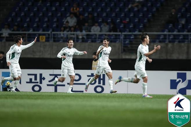 전북 현대는 11일 열린 K리그1 13라운드 광주FC전에서 전진우의 결승 골에 힘입어 1-0으로 승리했다. (한국프로축구연맹 제공)