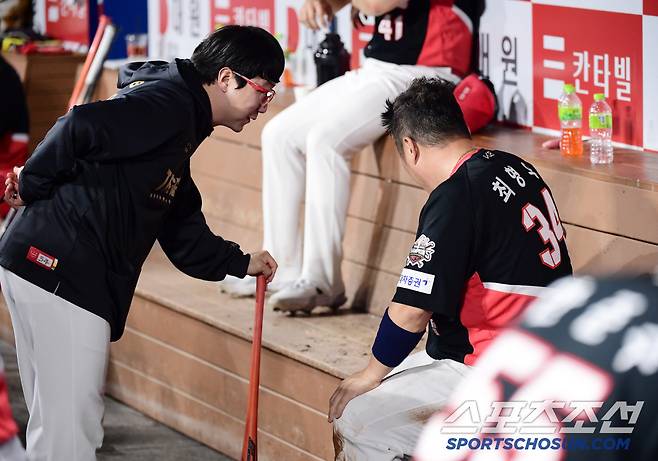 '우리 어르신 괜찮으세요?' 최형우가 허리를 만지자 능청스럽게 놀리고 있는 양현종.