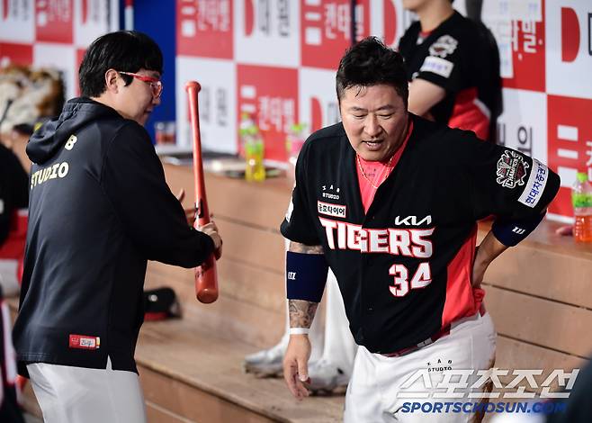 결국 아픈 허리를 부여잡고 더그아웃을 나서는 최형우.