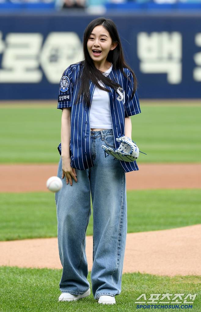 고향 대구 라이온즈파크에서 시구자로 나섰던 배우 박지후가 패대기 시구 후 본인도 깜짝 놀랐다.