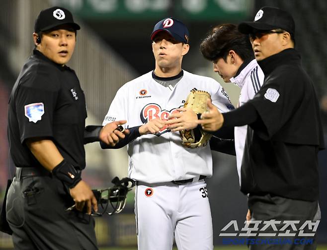 11일 잠실야구장에서 열린 NC와 두산의 더블헤더 2차전, 7회초 두산 고효준이 수비 도중 손가락 부상을 당해 교체되고 있다. 잠실=허상욱 기자wook@sportschosun.com/2025.05.11/