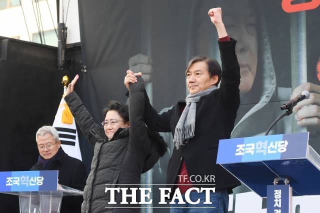 피해자들은 당의 늑장 대응 배경으로 조국 전 대표의 최측근들이 지도부에 자리 잡고 있는 점을 지목했다. 윤석열 대통령 탄핵 촉구 집회에서 조국 조국혁신당 전 대표(오른쪽)과 김선민 대표 권한대행. /남윤호 기자