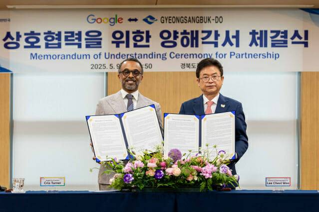 크리스 터너 구글 대외협력정책 지식 및 정보 부문 부사장(좌)과 이철우 경상북도지사. (사진=구글)