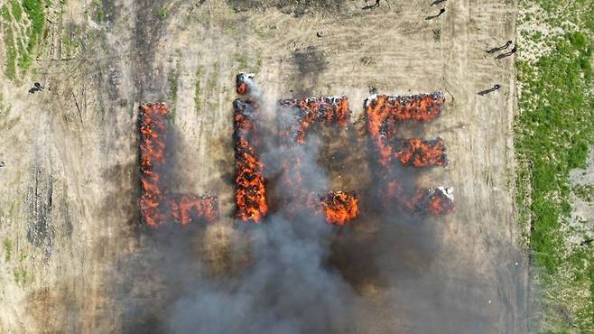 리체(LICE)라는 마을 이름을 쌓인 대마초 더미가 불에 타고 있다. 사회관계망서비스(SNS) 캡처