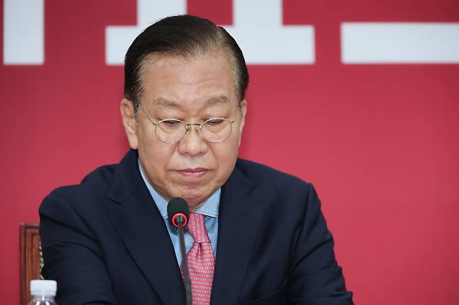 권영세 국민의힘 비상대책위원장이 10일 서울 여의도 국회에서 김문수 대통령 후보 자격 취소·한덕수 예비후보 입당 및 대선후보 등록 과정에 대해 기자회견을 하고 있다./뉴스1