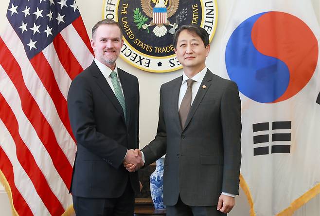 안덕근 산업통상자원부 장관이 지난달 28일(현지 시각) 미국 워싱턴 D.C.무역대표부(USTR) 회의실에서 제이미슨 그리어(Jamieson Greer) 미국 무역대표부 대표와 면담을 하고 있다. /뉴스1