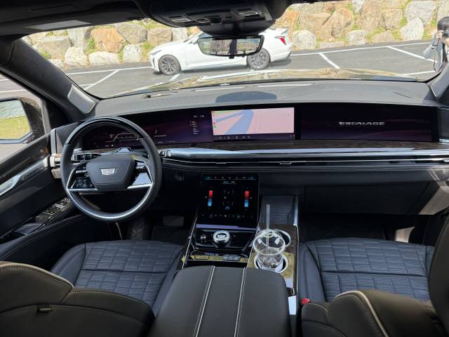 55인치 커브드 LED 디스플레이가 적용돼 1열이 더 길어보인다.