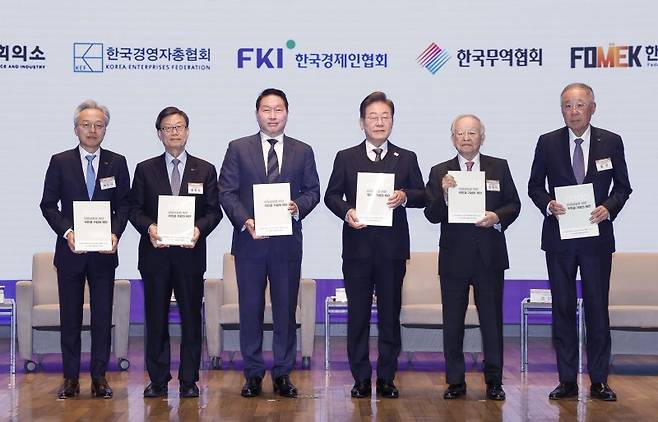 최진식 한국중견기업연합회장, 윤진식 한국무역협회장, 최태원 대한상공회의소 회장, 이재명 더불어민주당 대선후보, 손경식 한국경영자총협회장, 류진 한국경제인협회장(왼쪽부터)이 지난 8일 서울 중구 대한상공회의소에서 열린 경제5단체 초청간담회에서 정책제언집을 전달받은 후 기념촬영을 하고 있다. 뉴스 1