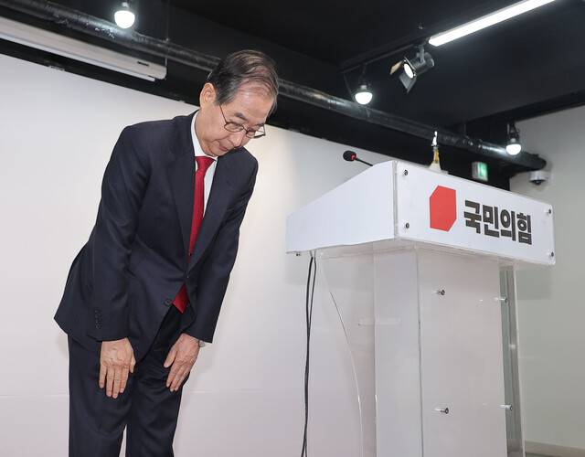 한덕수 후보가 10일 서울 여의도 국민의힘 당사에서 긴급 기자회견을 하기에 앞서 인사하고 있다. 연합뉴스