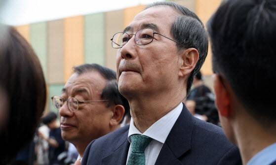 한덕수 대선 후보가 지난 8일 서울 국회 사랑재 앞에서 김문수 후보와 후보 단일화 관련 회동을 마치고 생각에 잠겨 있다. 연합뉴스