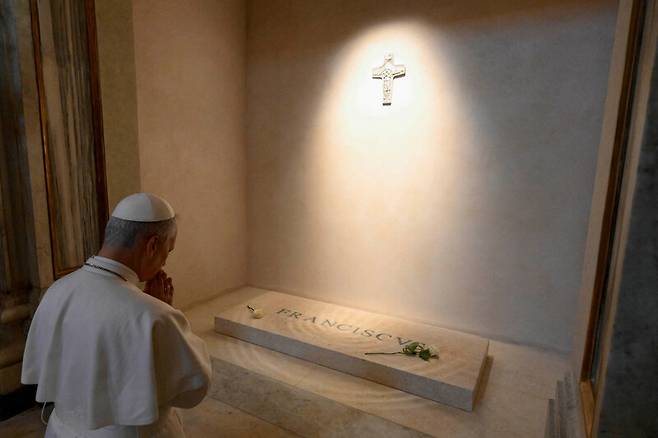 새 교황 레오 14세가 10일(현지시각) 이탈리아 로마 산타 마리아 마조레 대성전에 있는 전임 프란치스코 교황의 무덤에 기도를 하고 있다. 로이터 연합뉴스