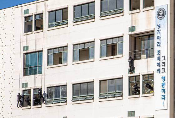 서울 서초구 경찰특공대 훈련장서 특공대원들이 레펠활용 건물진입훈련을 하고 있다. 사진 서울시경찰청