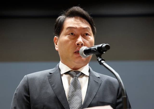 ▲ 최태원 SK그룹 회장이 지난 7일 서울 중구 SKT타워에서 열린 유심 정보 유출 관련 일일 브리핑에 참석, SK텔레콤에서 일어난 해킹 피해에 대해 사과하고 있다. 연합뉴스