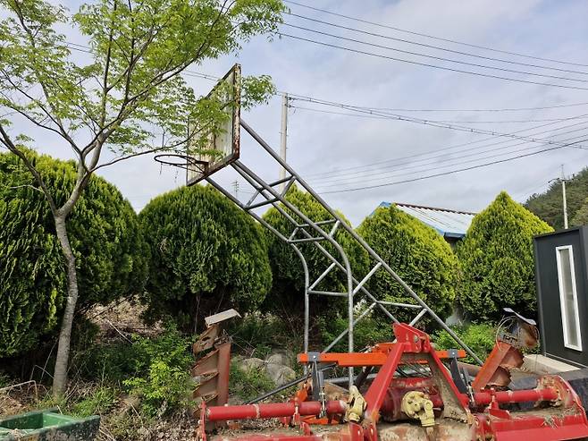 ▲ 폐교된 학교 빈터를 홀로 지키고 있는 농구 골대