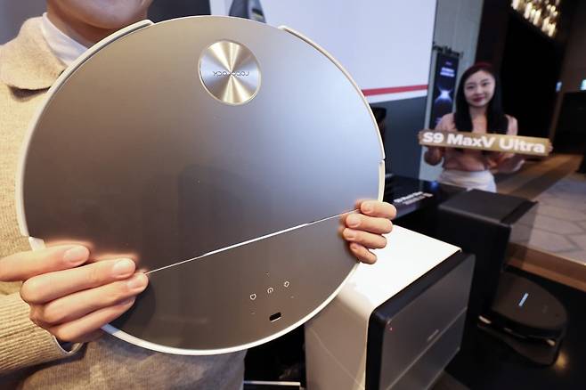 지난 2월 20일 오전 서울 강남구 그랜드 인터컨티넨탈 서울 파르나스 호텔에서 열린 '2025 로보락 신제품 론칭쇼'에서 신제품 로봇청소기 S9 맥스V 시리즈를 소개하고 있다. 사진=뉴스1