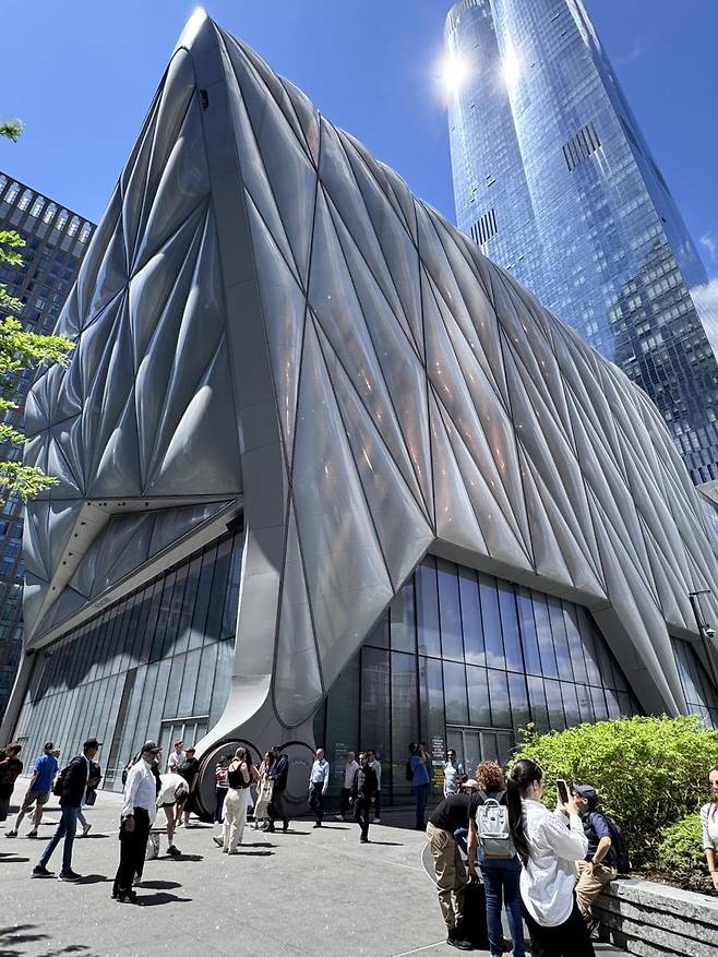 Frieze NY 2025가 열리고 있는 허더슨 야드의 '더 셰드'. Bora Kim